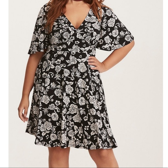 torrid Dresses & Skirts - Torrid floral dress with flutter sleeves size 3